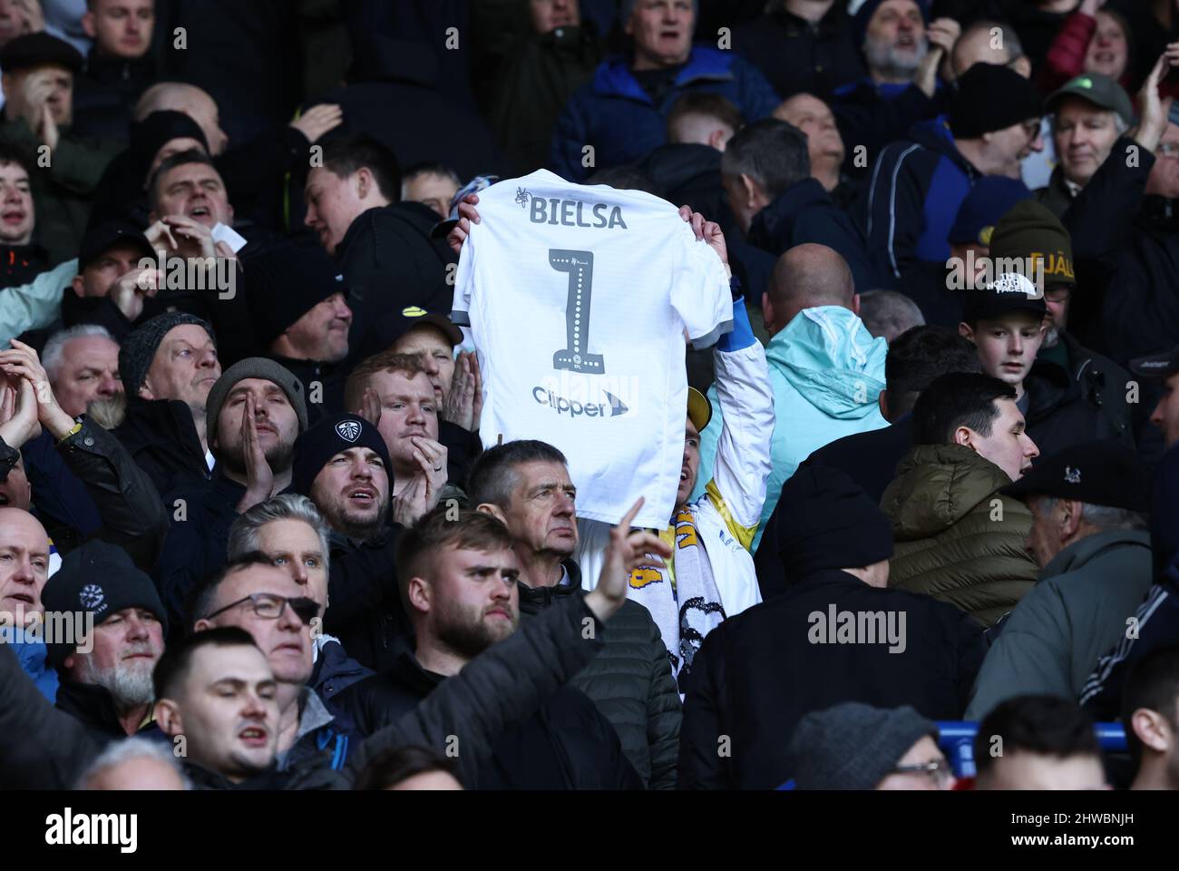 Leicester, Großbritannien. 5.. März 2022. Der Leeds Utd-Fan hält ein Trikot hoch, das die Unterstützung des ehemaligen Managers Bielsa während des Premier League-Spiels im King Power Stadium, Leicester, zeigt. Bildnachweis sollte lauten: Darren Staples / Sportimage Credit: Sportimage/Alamy Live News Credit: Sportimage/Alamy Live News Stockfoto