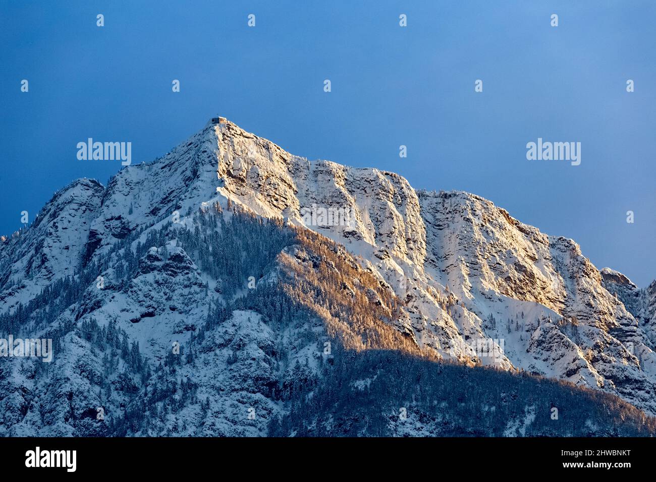 Die schneebedeckten Wände des Monte Cima Vezzena (oder Pizzo di Levico): Auf seiner Spitze befindet sich das Forte Vezzena. Levico Terme, Provinz Trient, Trentino. Stockfoto