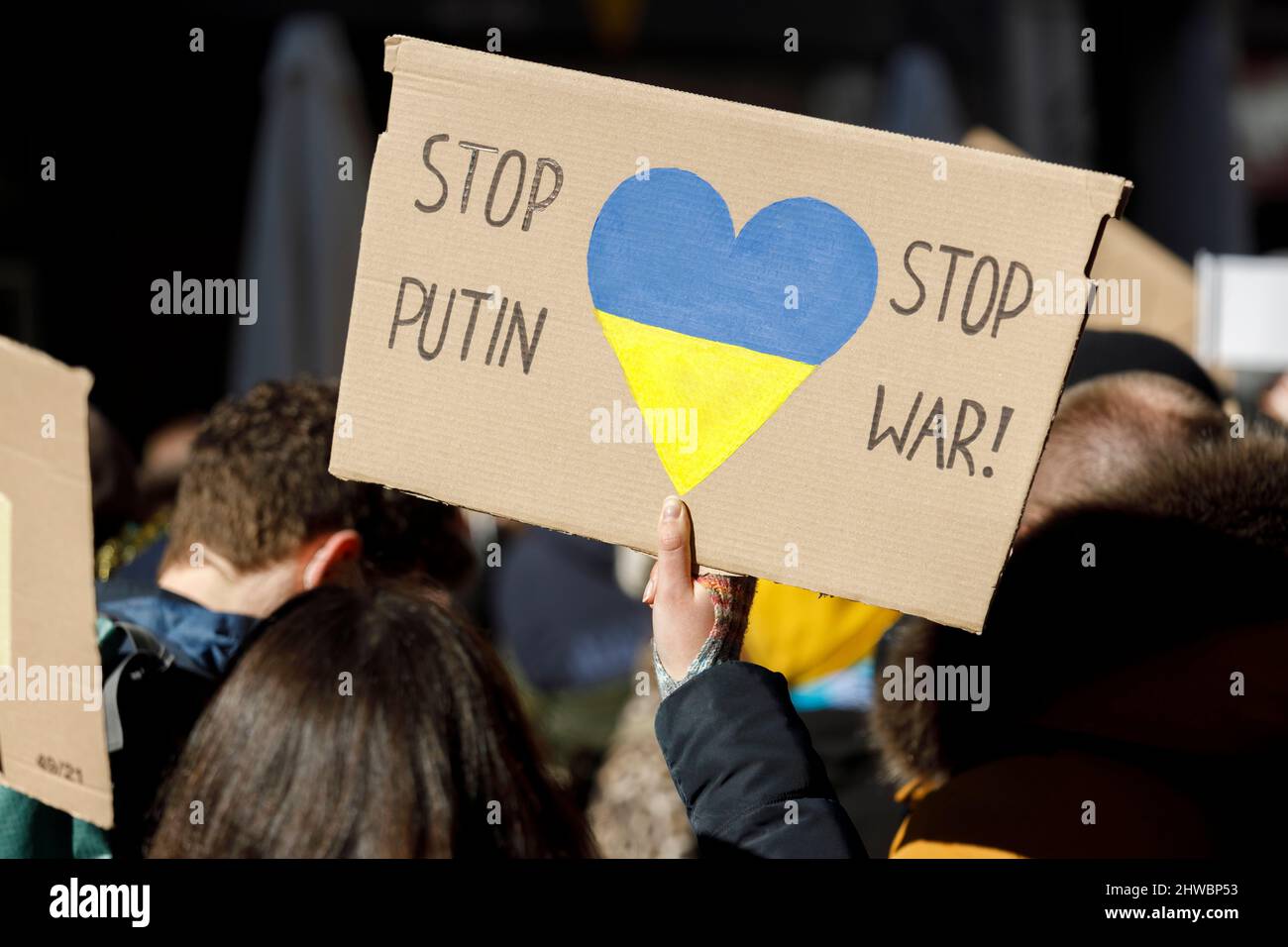 Köln, NRW, 28. Februar 2022: Menschen protestieren am 28. Februar 2022 in Köln (nur für redaktionelle Verwendung) gegen die russische Invasion in der Ukraine während des Karnevals (Rosenmontag) Stockfoto