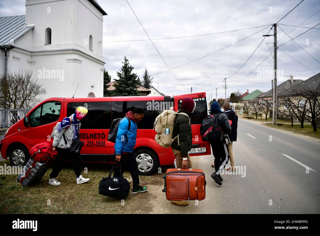 Vasarosnameny, Ungarn. 05. März 2022. Studenten aus Nigeria laden ihr Gepäck in das Auto, um nach Budapest zu fahren, nachdem sie vor der russischen Invasion in die Ukraine geflohen sind. Am 24. Februar drangen russische Truppen in die Ukraine ein. Kredit: Marton Monus/dpa/Alamy Live Nachrichten Stockfoto