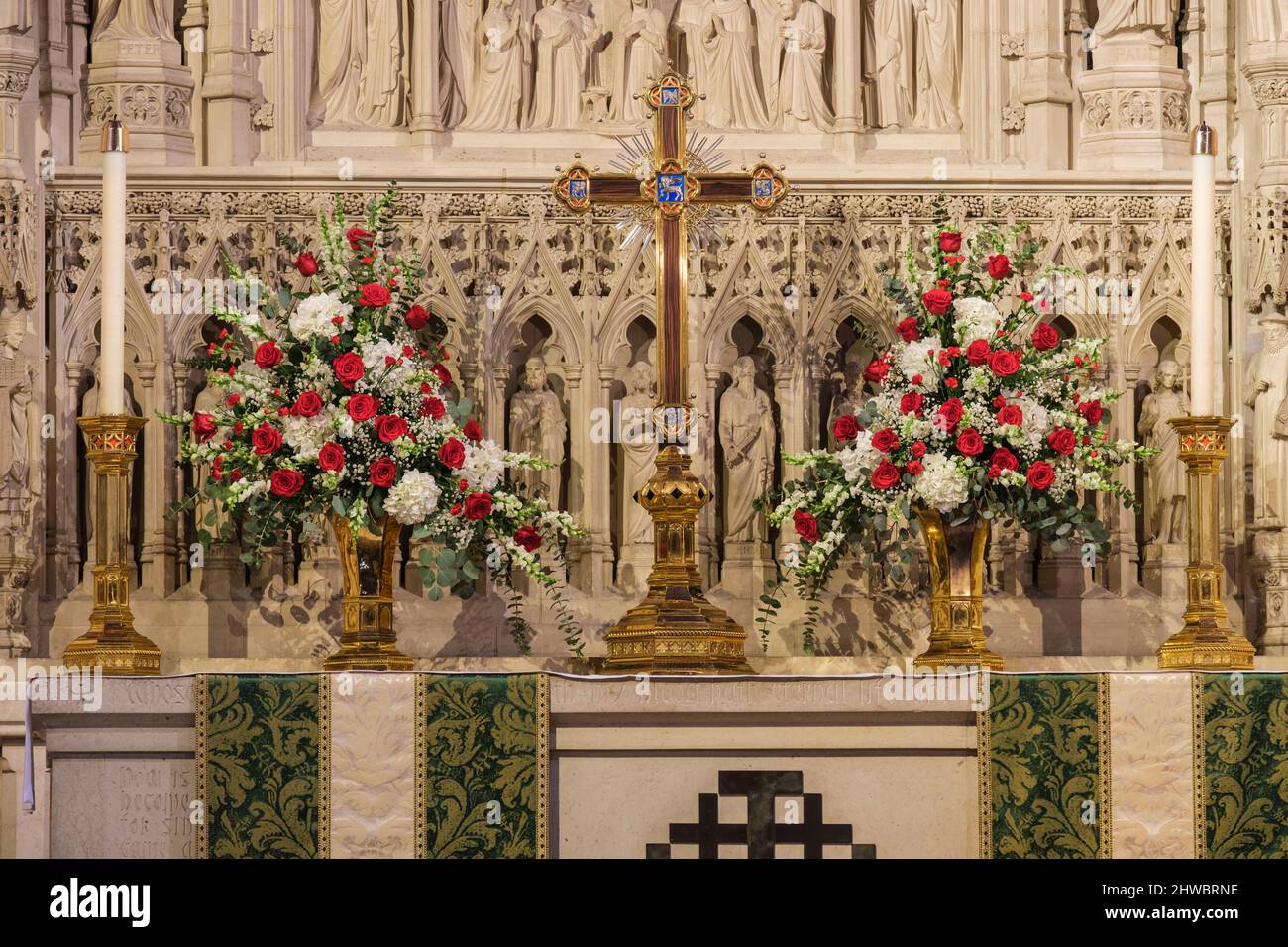 National Cathedral, Washington, DC, USA. Blumen auf dem Hochaltar. Stockfoto