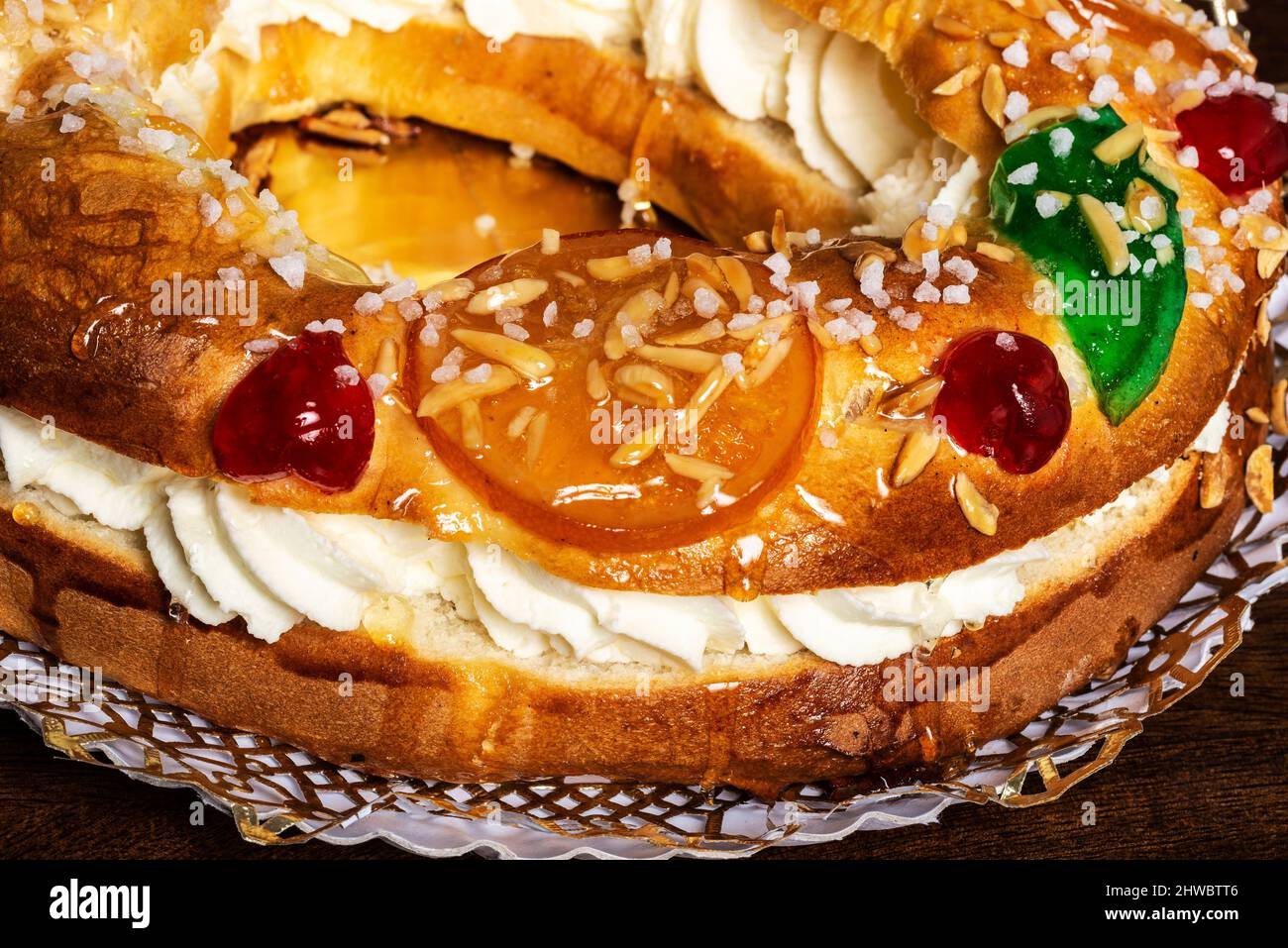 Tortell de reis oder Königskuchen ist ein typischer Kuchen der katalanischen und okzitanischen Küche in Form eines Rings oder Reifens, der aus Brioche-Teig, Blätterteig und Fi hergestellt wird Stockfoto