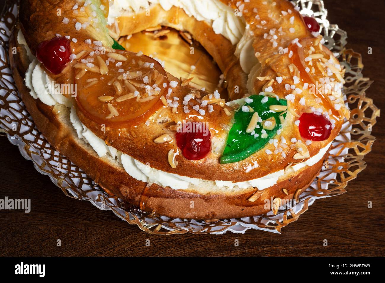 Tortell de reis oder Königskuchen ist ein typischer Kuchen der katalanischen und okzitanischen Küche in Form eines Rings oder Reifens, der aus Brioche-Teig, Blätterteig und Fi hergestellt wird Stockfoto
