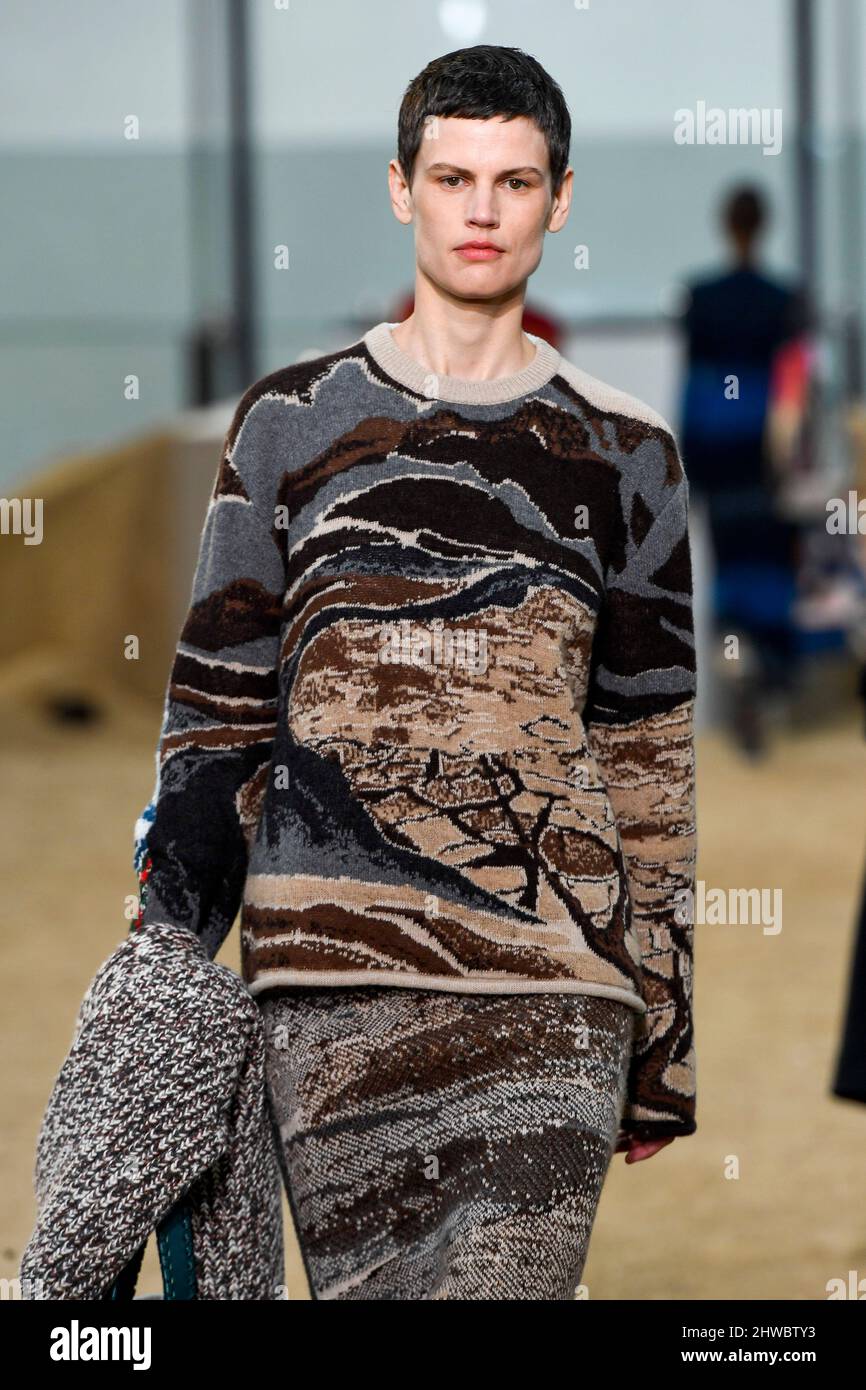 Paris, Frankreich. 03. März 2022. Model Saskia de Brauw läuft auf der Loe Fashion Show während der Herbst/Winter 2022 Collections Fashion Show auf der Paris Fashion Week in Paris, Frankreich am 3. März 2022. (Foto von Jonas Gustavsson/Sipa USA) Quelle: SIPA USA/Alamy Live News Stockfoto