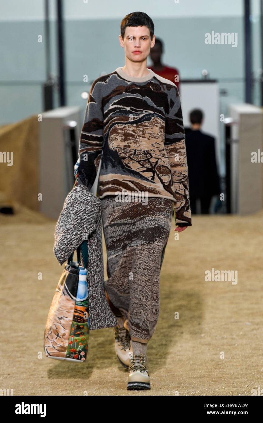 Paris, Frankreich. 03. März 2022. Model Saskia de Brauw läuft auf der Loe Fashion Show während der Herbst/Winter 2022 Collections Fashion Show auf der Paris Fashion Week in Paris, Frankreich am 3. März 2022. (Foto von Jonas Gustavsson/Sipa USA) Quelle: SIPA USA/Alamy Live News Stockfoto