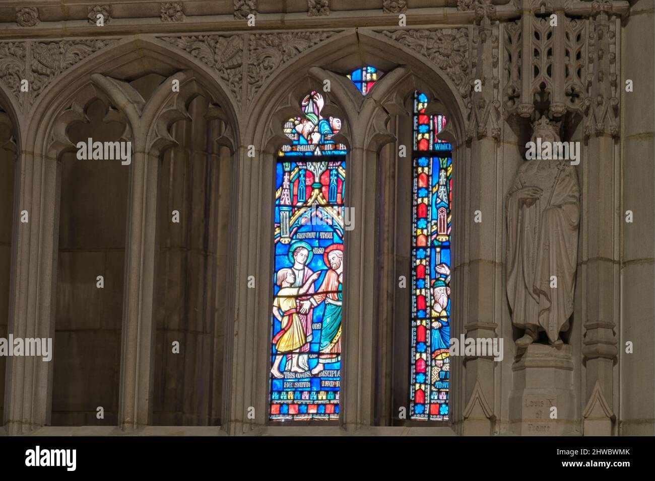 National Cathedral, Washington, DC, USA. Statue des Heiligen Louis (König Ludwig IX.) und Glasfenster. Stockfoto