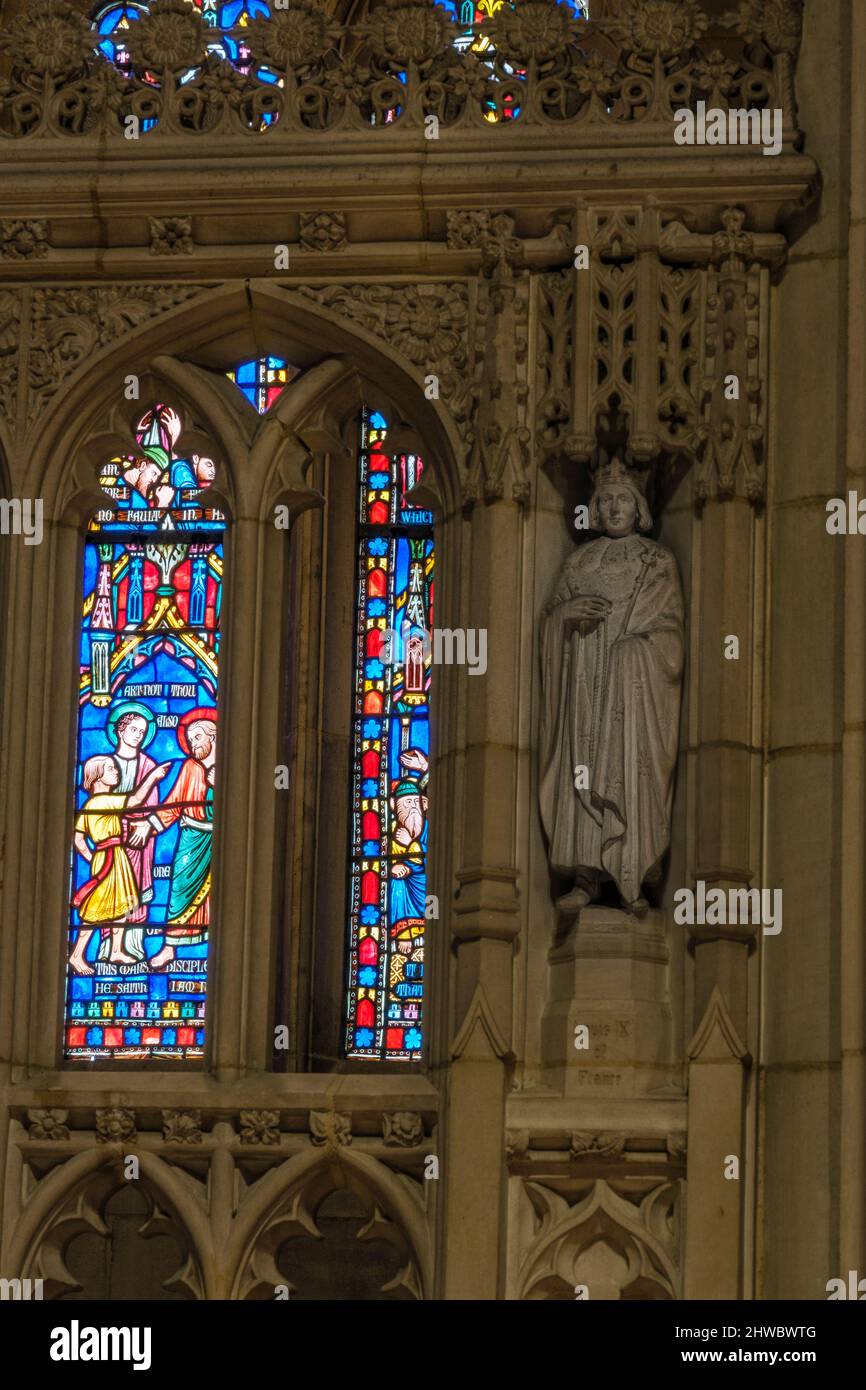 National Cathedral, Washington, DC, USA. Statue des Heiligen Louis (König Ludwig IX.) und Glasfenster. Stockfoto