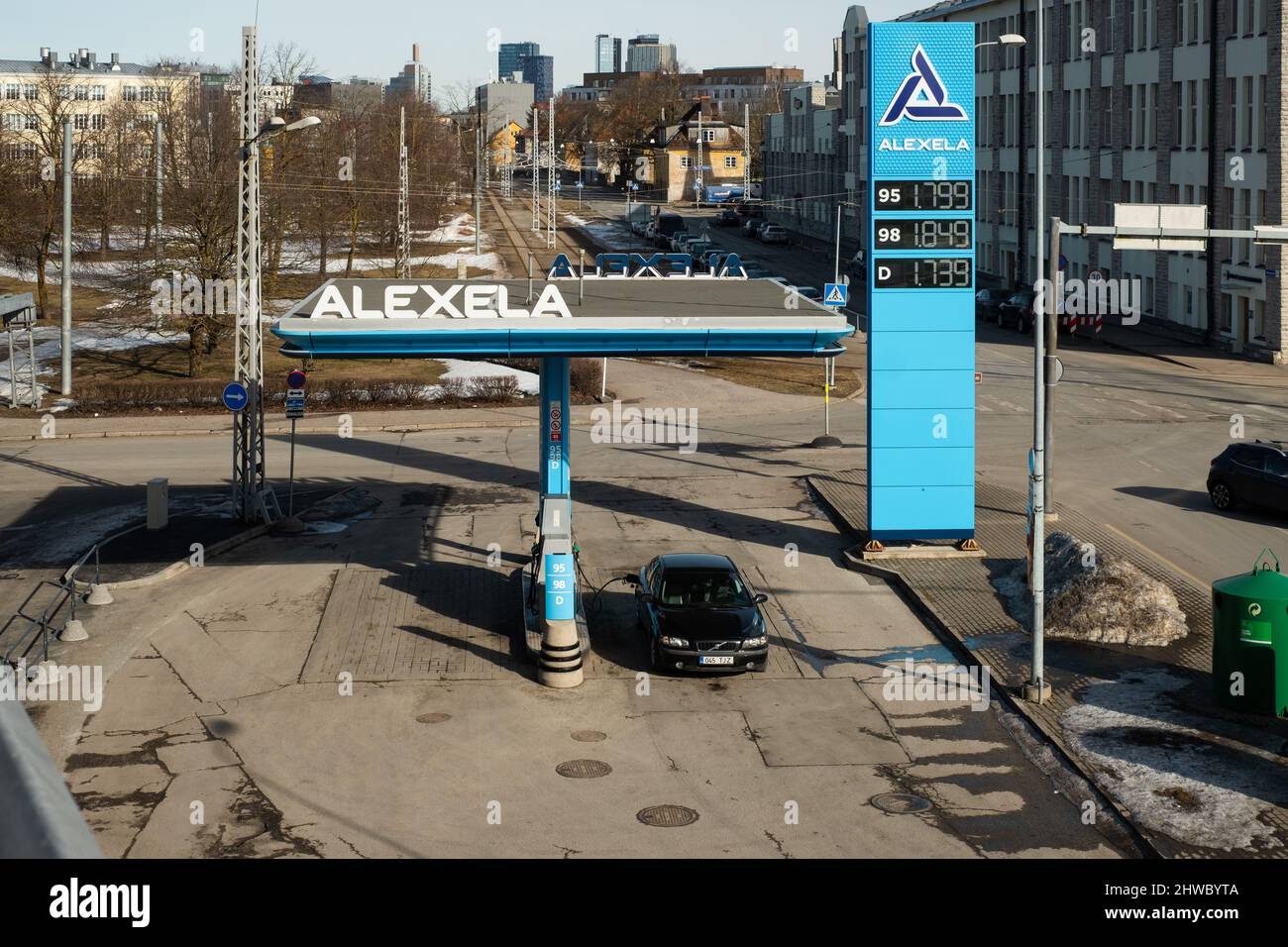 Rekordpreise für Kraftstoff in der Tankstelle Alexela in der Europäischen Union. Kraftstoffkrise. Stockfoto