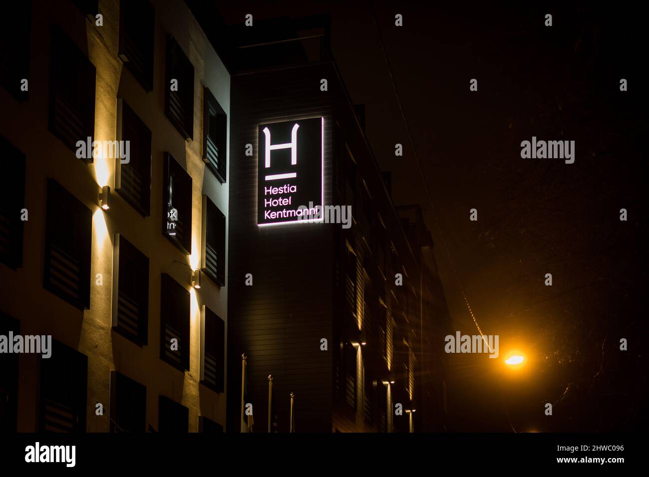 Hestia Hotel Kentmanni Gebäude Lichtschild in der Nacht. Hestia Hotel Group. Stockfoto