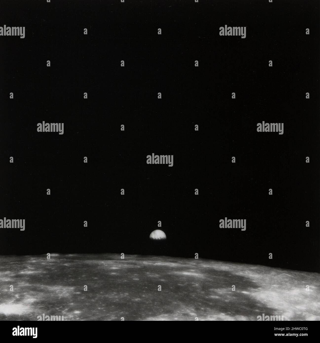 Die Oberfläche des Mondes, die Earthrise. Künstler: NASA, Amerikaner, Ende des 20.. Jahrhunderts Stockfoto