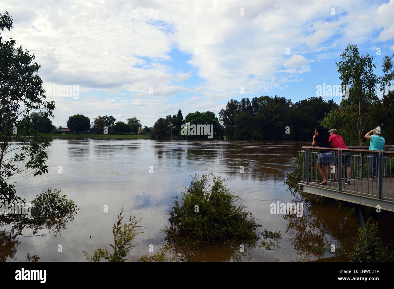 Menschen, die den überfluteten Hawkesbury River in Sydney, Australien, beobachten Stockfoto