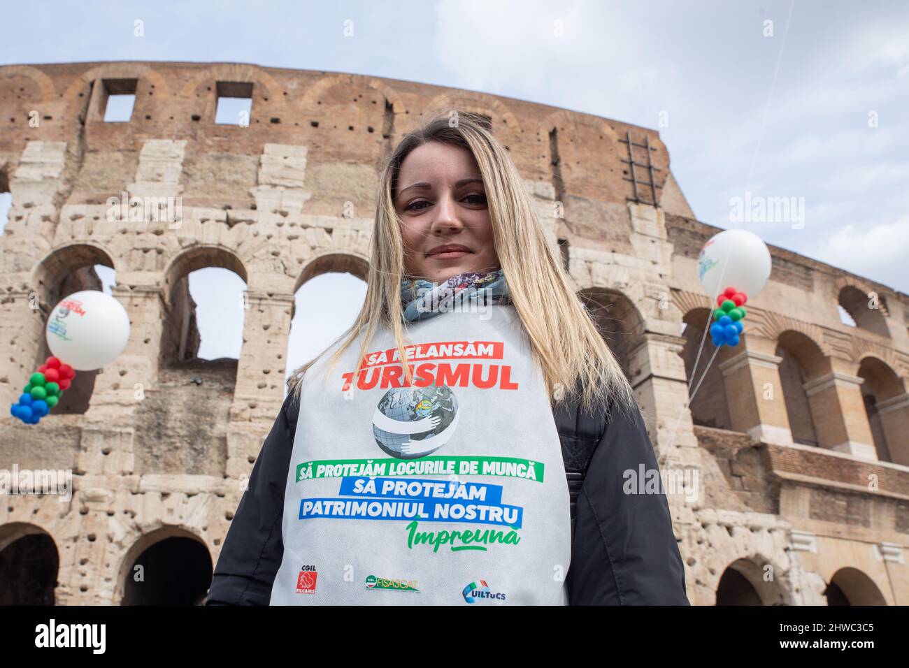 Rom, Italien. 4. März 2022. Flashmob um das Kolosseum in Rom, organisiert von italienischen Tourismusarbeitern (Foto: © Matteo Nardone/Pacific Press via ZUMA Press Wire) Stockfoto