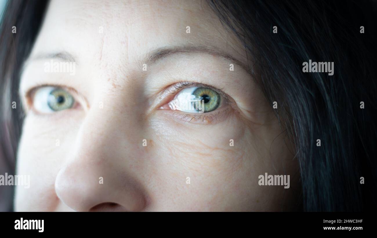 Die Augen der Frau aus der Nähe. Grün mit gelber Iris Stockfoto