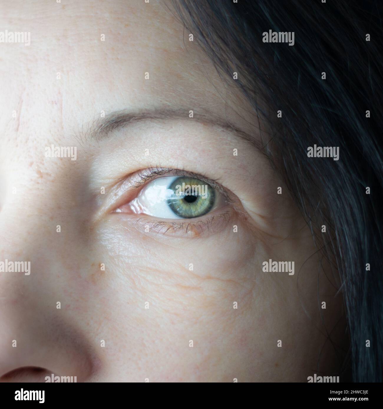 Nahaufnahme des Auges der Frau. Grün mit gelber Iris Stockfoto
