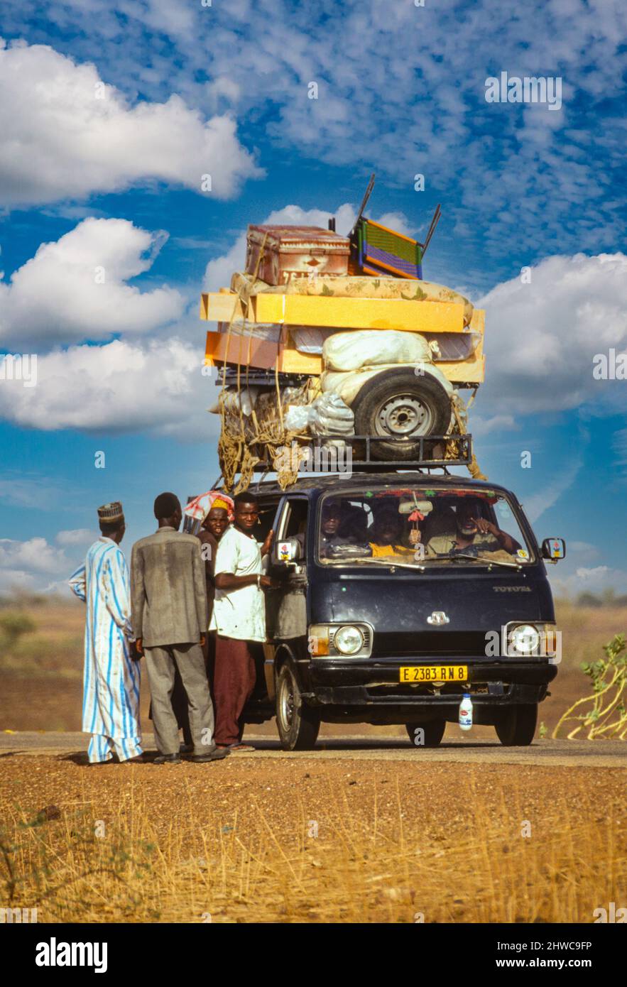 Niamey, Niger. Transporter stark beladen auf der Oberseite auf dem Weg zum oder vom Markt. Fotografiert Im März 1999. Stockfoto