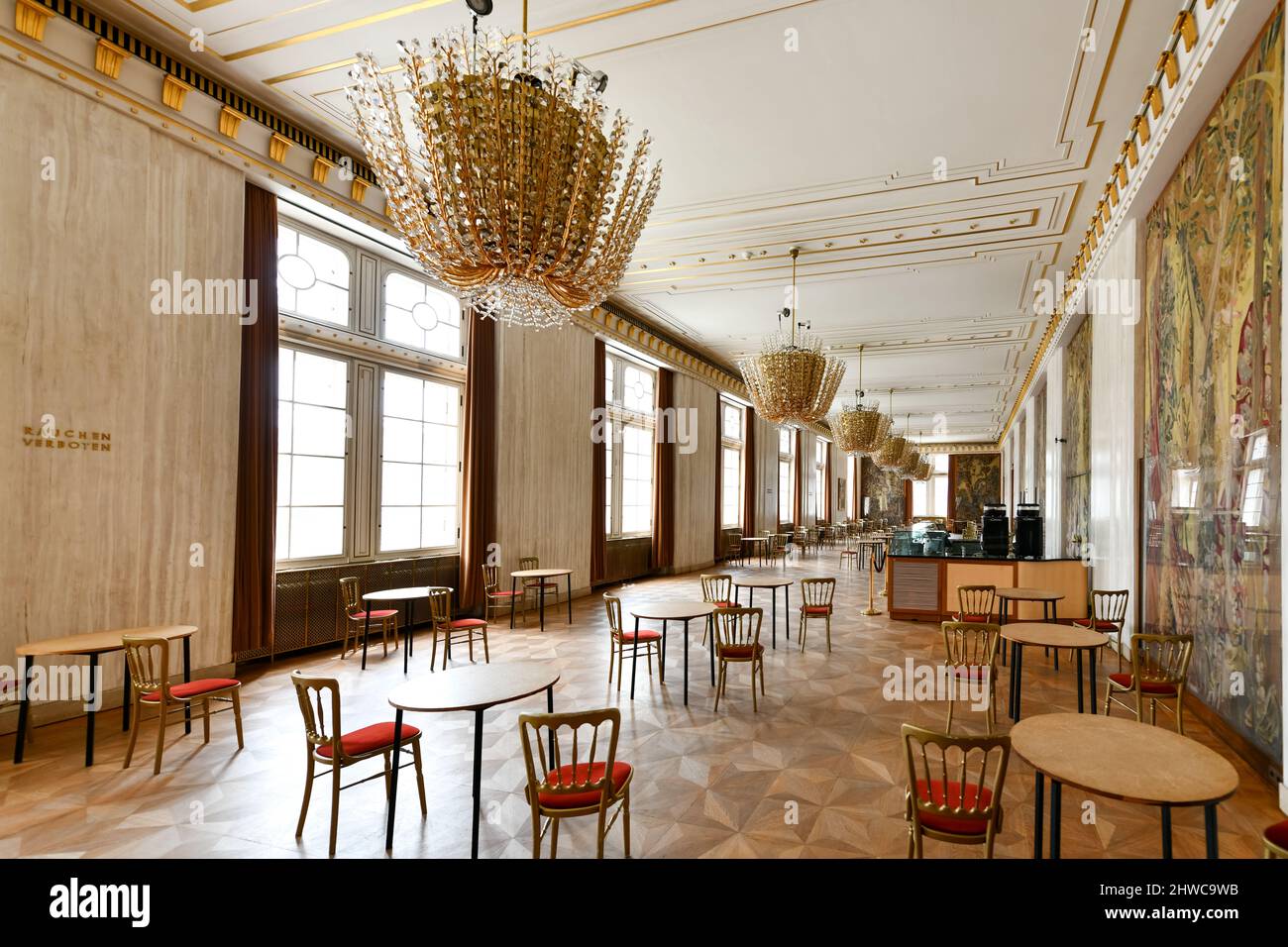 13. Juli 2021 - Wien, Österreich: Interieur der Wiener Staatsoper. Die Wiener Staatsoper produziert 50-70 Opern und Ballette in rund 300 Vorstellungen pe Stockfoto