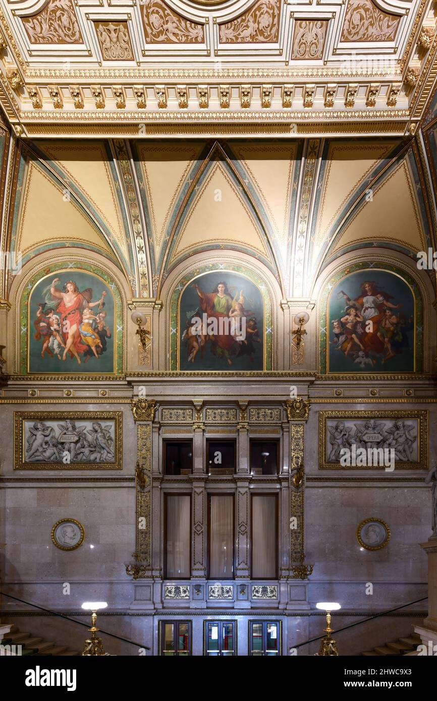 13. Juli 2021 - Wien, Österreich: Interieur der Wiener Staatsoper. Die Wiener Staatsoper produziert 50-70 Opern und Ballette in rund 300 Vorstellungen pe Stockfoto