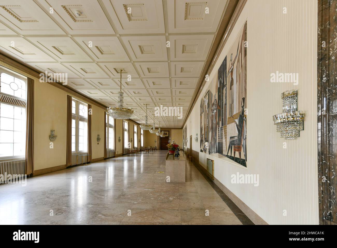 13. Juli 2021 - Wien, Österreich: Interieur der Wiener Staatsoper. Die Wiener Staatsoper produziert 50-70 Opern und Ballette in rund 300 Vorstellungen pe Stockfoto