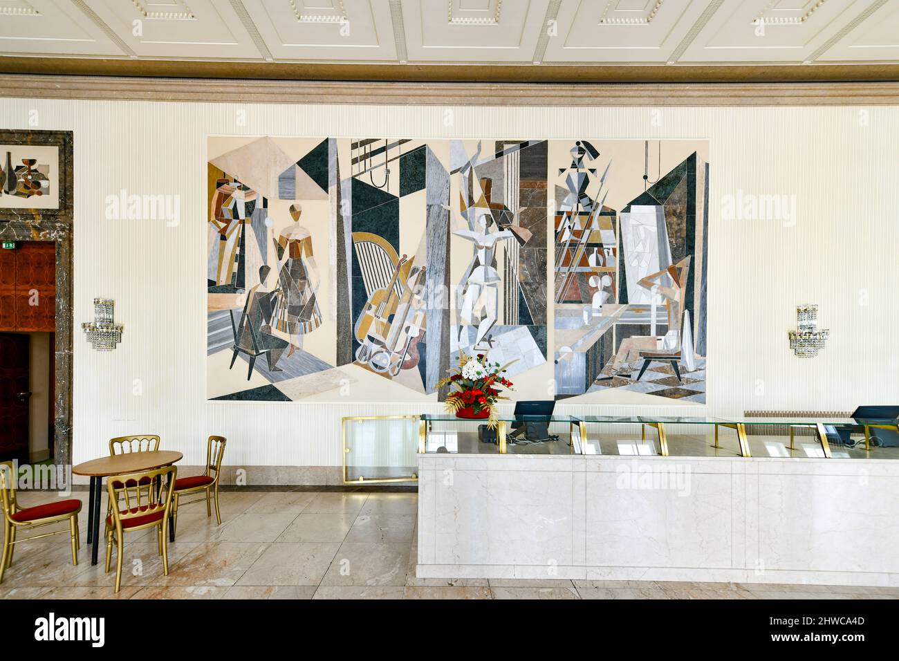 13. Juli 2021 - Wien, Österreich: Interieur der Wiener Staatsoper. Die Wiener Staatsoper produziert 50-70 Opern und Ballette in rund 300 Vorstellungen pe Stockfoto