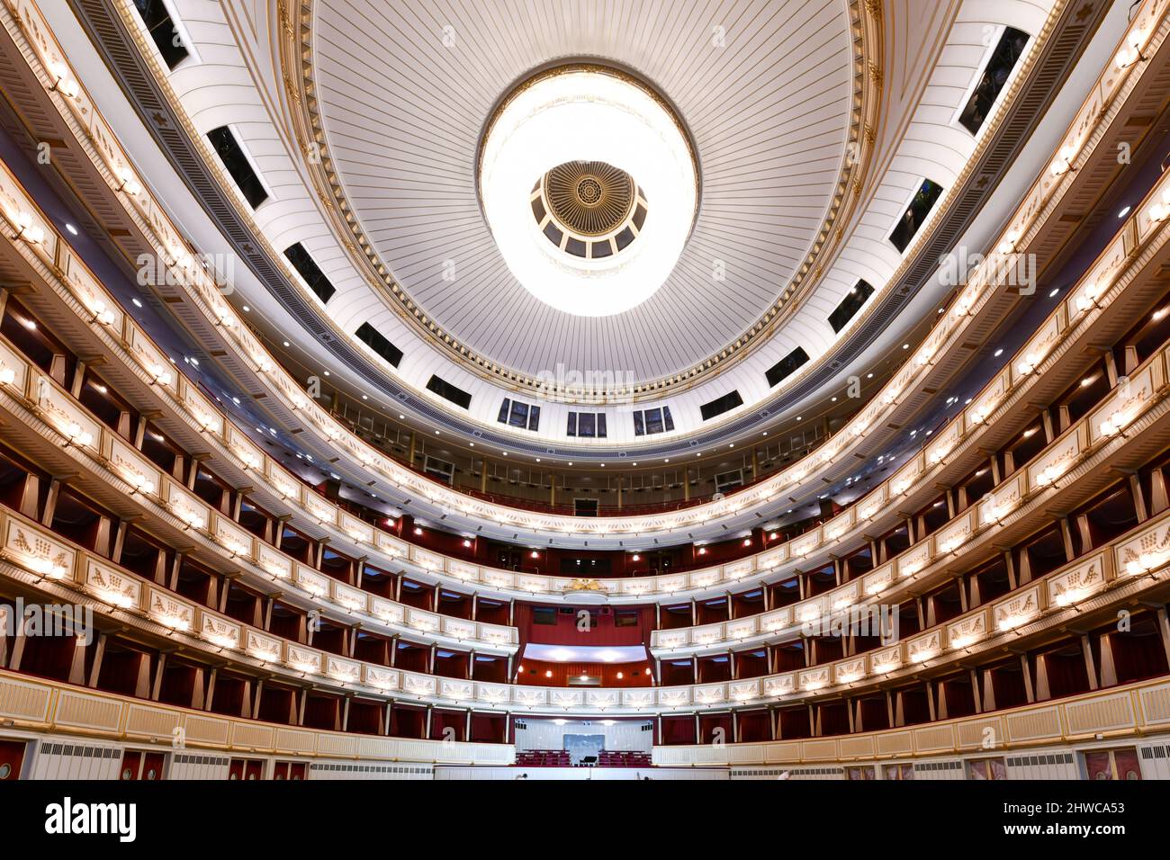 13. Juli 2021 - Wien, Österreich: Interieur der Wiener Staatsoper. Die Wiener Staatsoper produziert 50-70 Opern und Ballette in rund 300 Vorstellungen pe Stockfoto