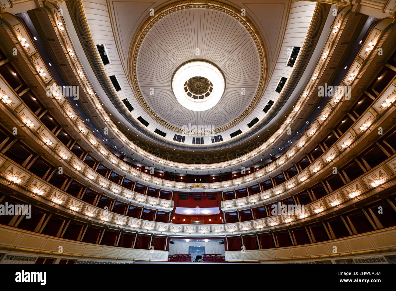 13. Juli 2021 - Wien, Österreich: Interieur der Wiener Staatsoper. Die Wiener Staatsoper produziert 50-70 Opern und Ballette in rund 300 Vorstellungen pe Stockfoto