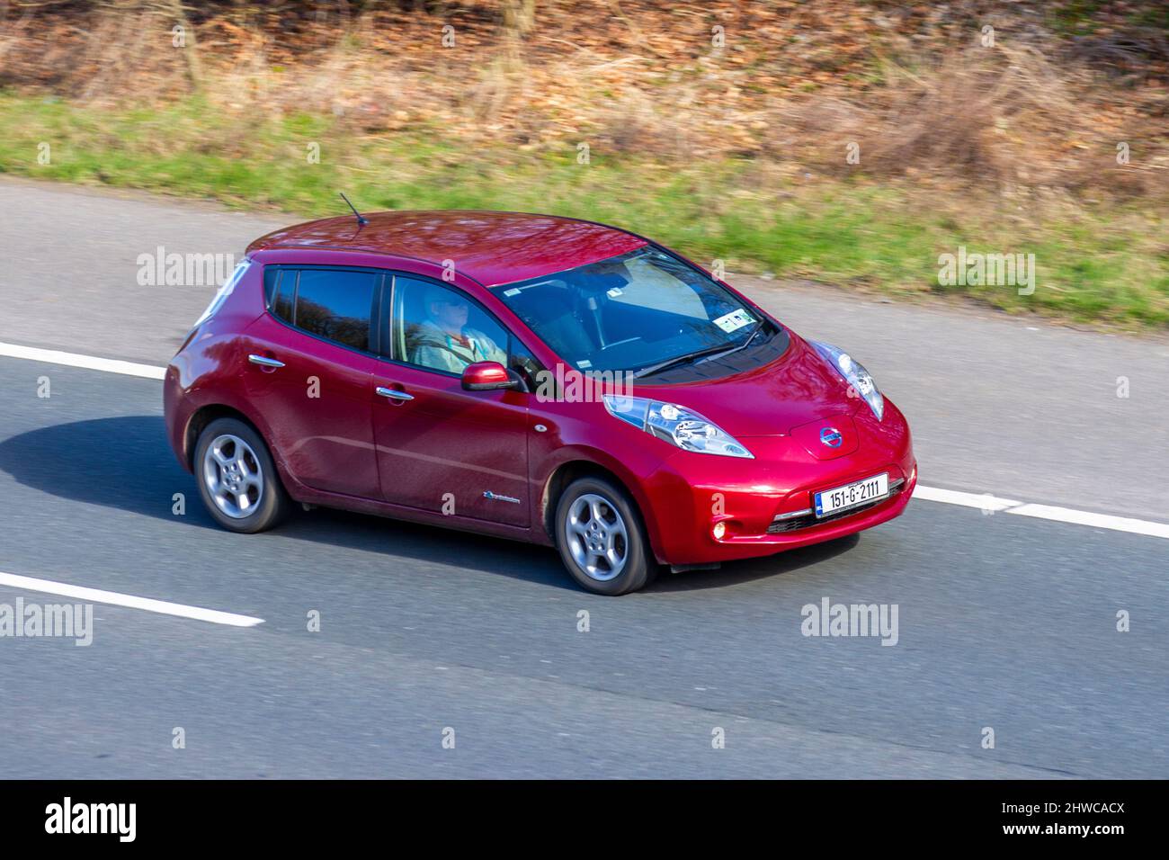 2014 Nissan Leaf fünftüriger Elektrowagen mit Heckklappe auf der Autobahn M61 in der Nähe von Manchester, Großbritannien Stockfoto