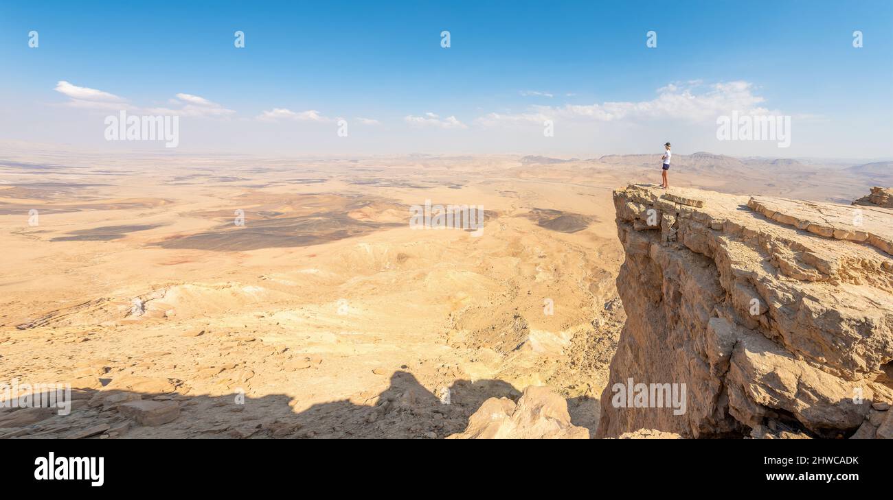 Bewundern Sie die Aussicht von Makhesh Ramon, Ramon Crater, Negev Wüste, Israel. Stockfoto