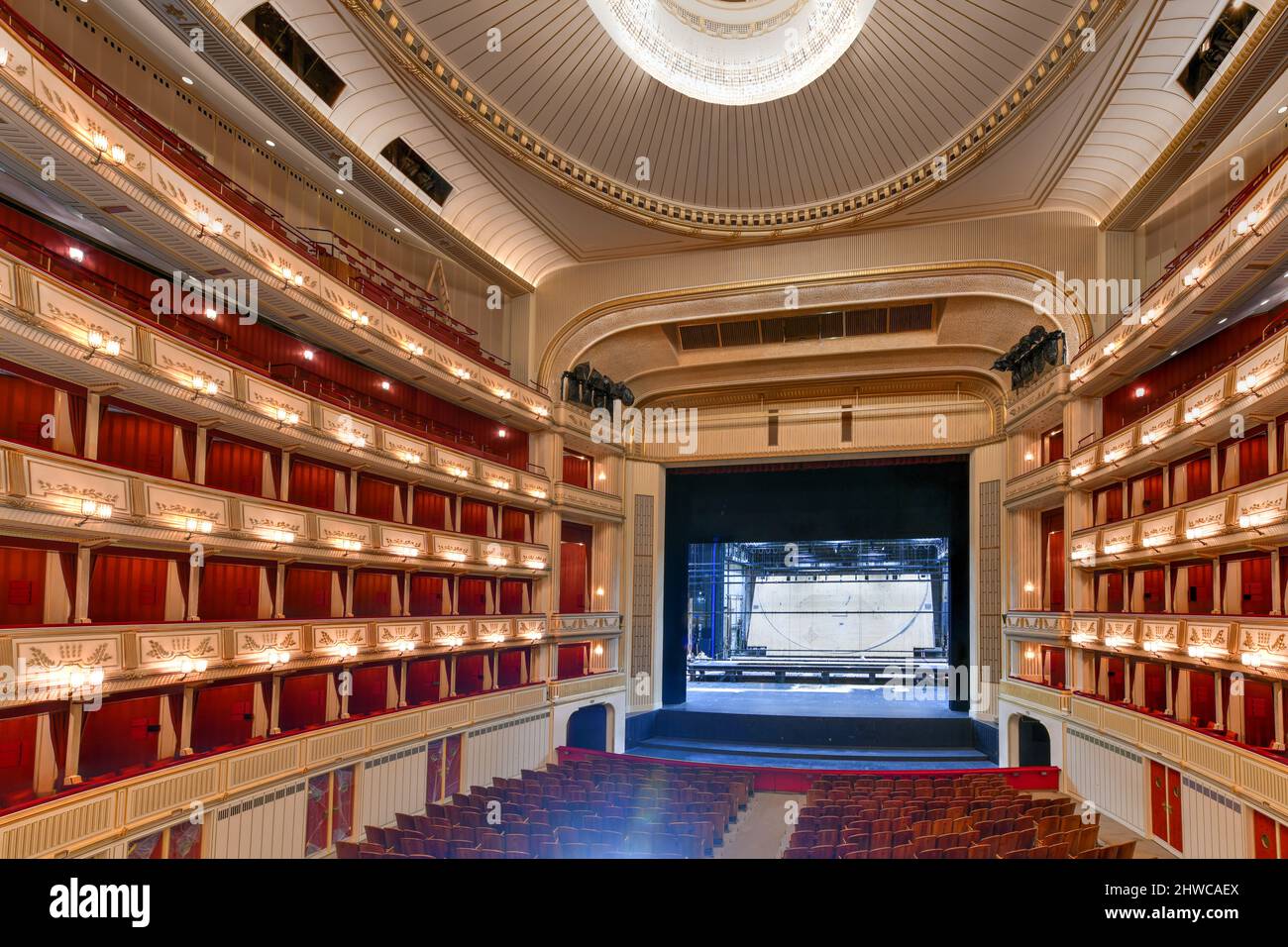 13. Juli 2021 - Wien, Österreich: Interieur der Wiener Staatsoper. Die Wiener Staatsoper produziert 50-70 Opern und Ballette in rund 300 Vorstellungen pe Stockfoto