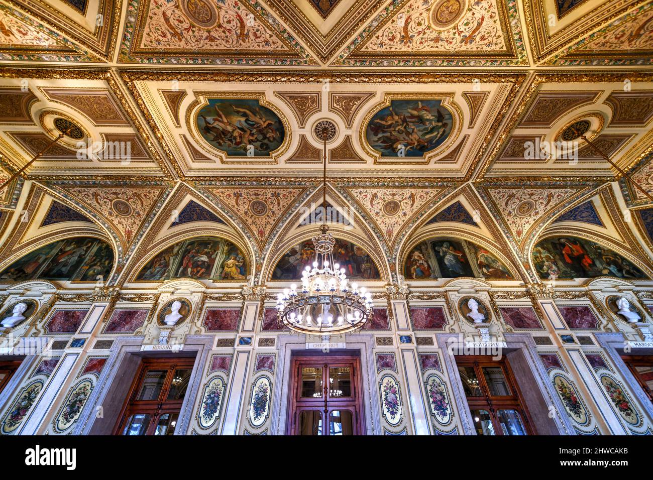 13. Juli 2021 - Wien, Österreich: Interieur der Wiener Staatsoper. Die Wiener Staatsoper produziert 50-70 Opern und Ballette in rund 300 Vorstellungen pe Stockfoto