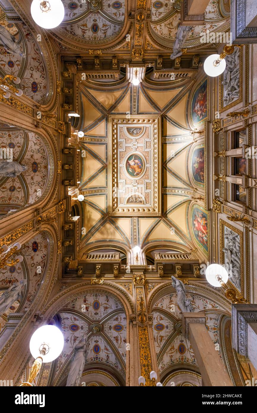 13. Juli 2021 - Wien, Österreich: Interieur der Wiener Staatsoper. Die Wiener Staatsoper produziert 50-70 Opern und Ballette in rund 300 Vorstellungen pe Stockfoto