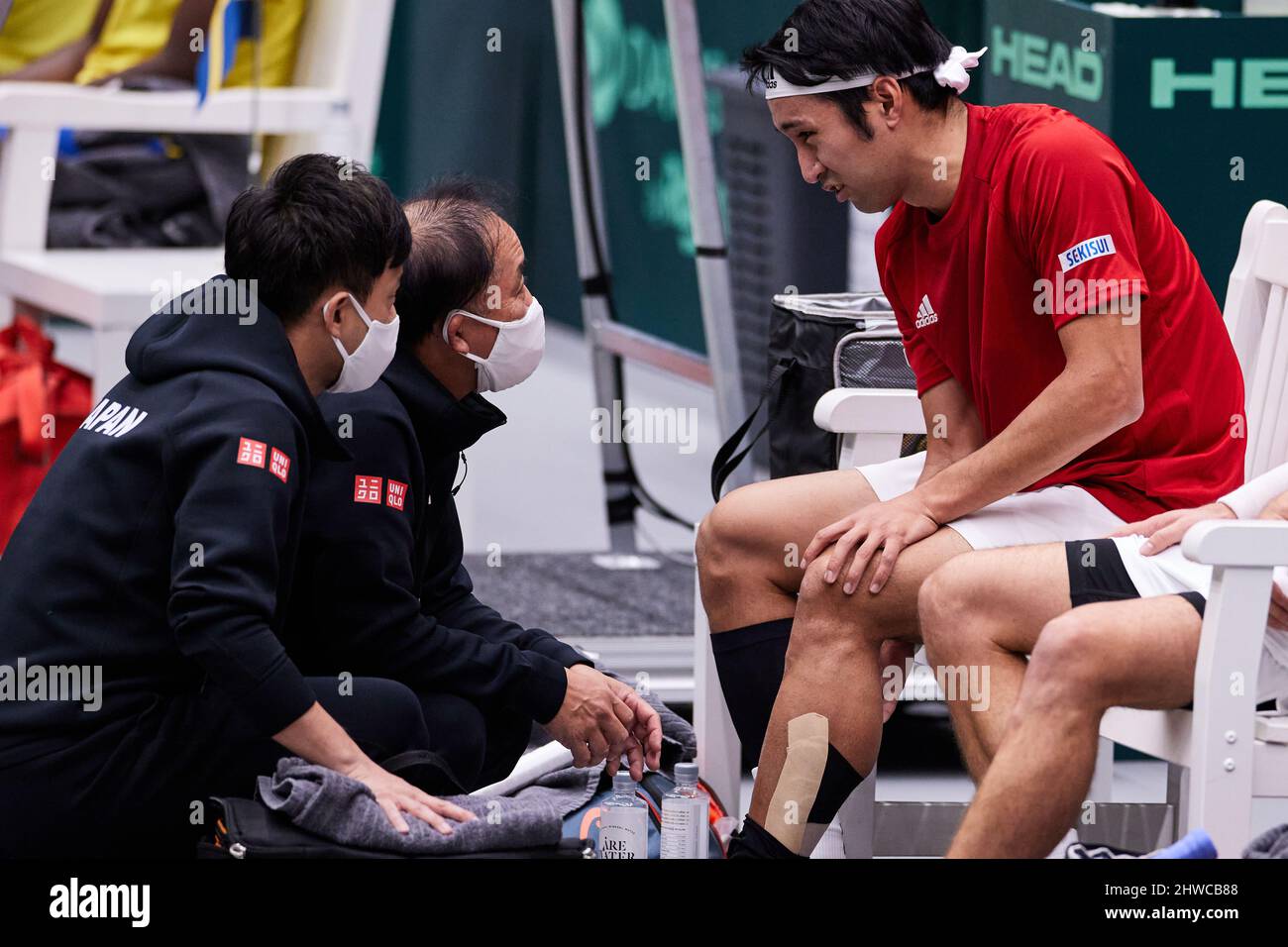 HELSINGBORG 20220305 Japans Yasutaka Uchiyama wird während der Doppelqualifikation für die Playoffs im Davis Cup zwischen Schweden und Japan in der Helsingborg Arena am Samstag, den 5. März 2022, behandelt. Foto anders Bjuo / TT kod 11830 Stockfoto