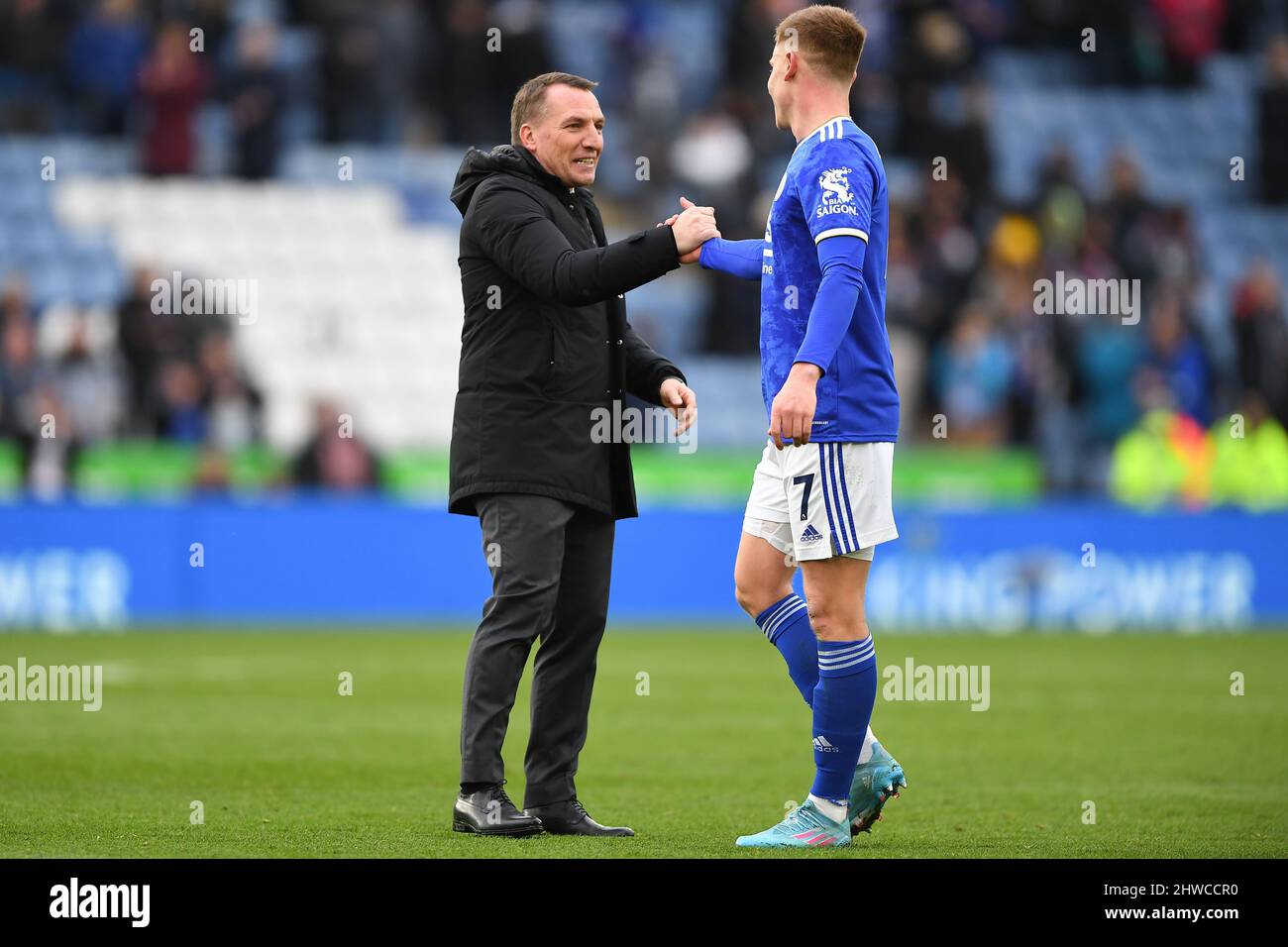 LEICESTER, GROSSBRITANNIEN. MÄR 5. Brendan Rodgers, Manager von Leicester City, feiert den Sieg mit dem Torschützen von Leicester City, Harvey Barnes, während des Premier League-Spiels zwischen Leicester City und Leeds United am Samstag, dem 5.. März 2022 im King Power Stadium, Leicester. (Kredit: Jon Hobley | MI News) Kredit: MI Nachrichten & Sport /Alamy Live News Stockfoto