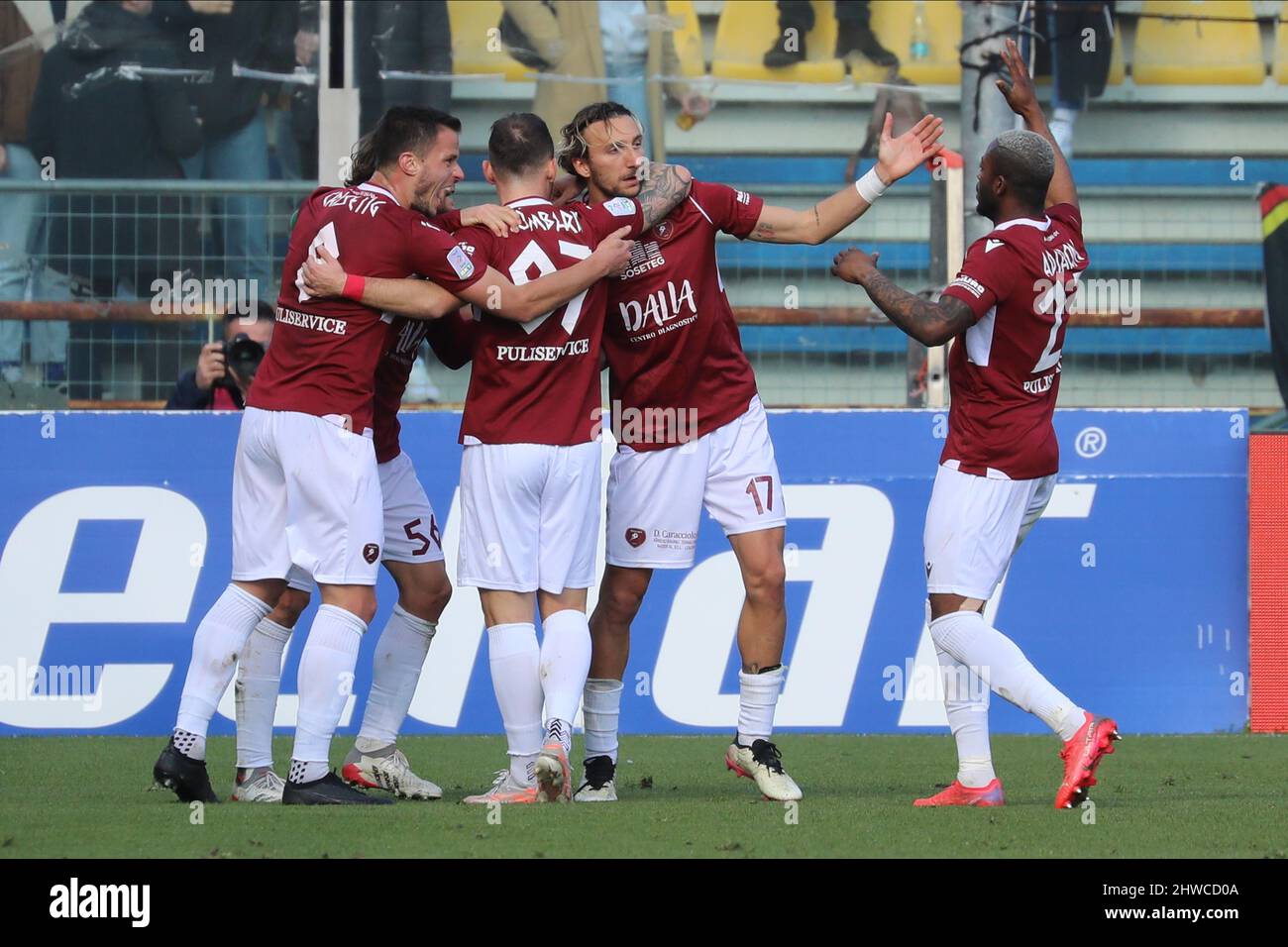 Die Spieler von REGGINA 1914 feiern das Tor beim Spiel der Serie B zwischen Parma Calcio und Reggina 1914 bei Ennio Tardini am 5. März 2022 in Parma, Italien. Stockfoto