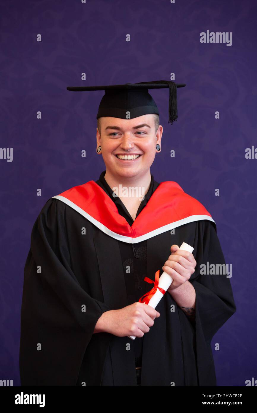 Ein European Graduate posiert für den offiziellen Fotografen bei der ...