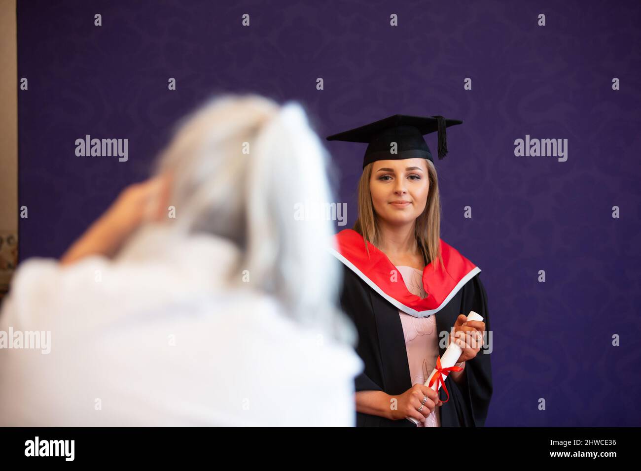 Ein European Graduate posiert für den offiziellen Fotografen bei der ...