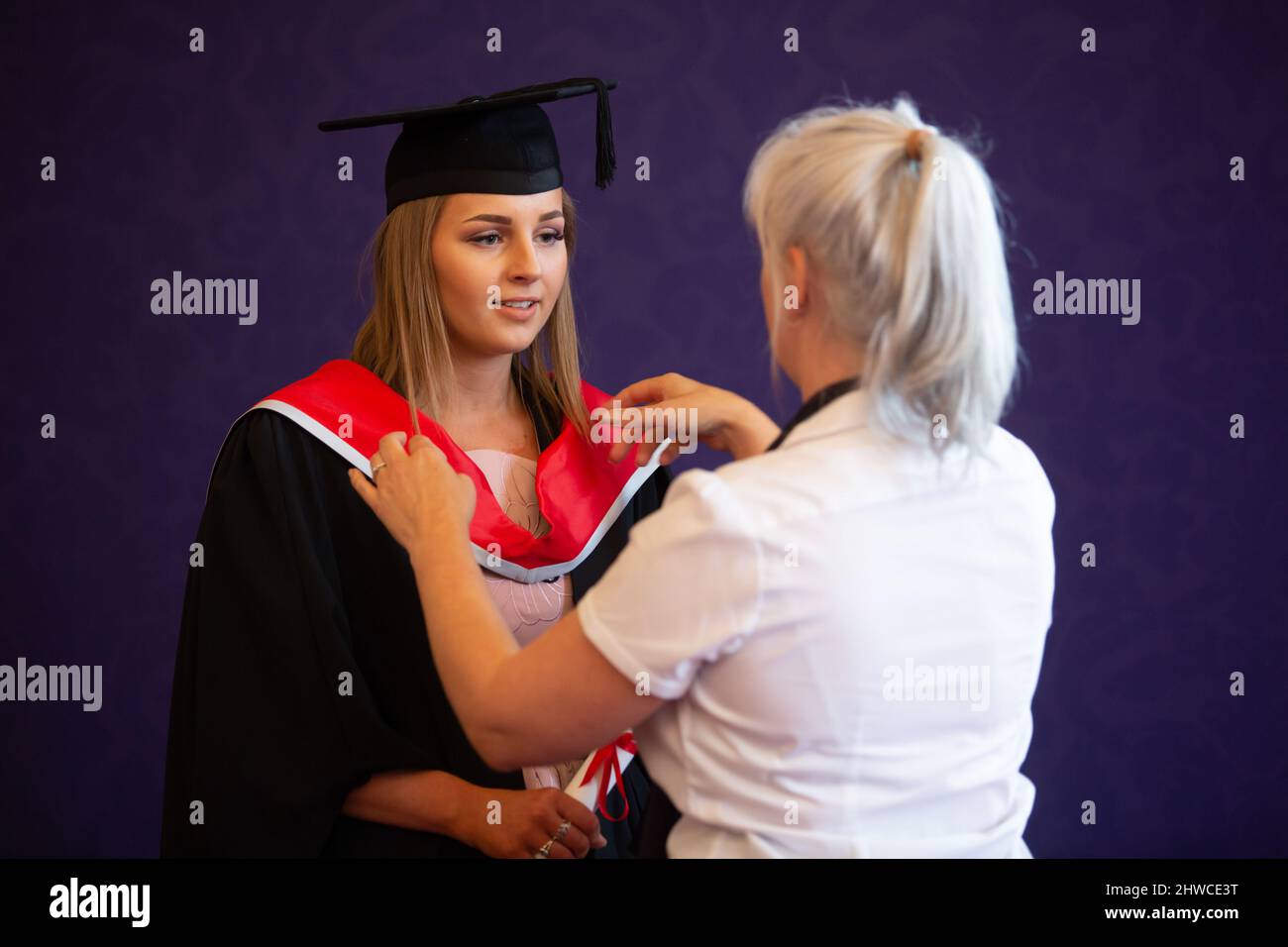 Die offizielle Fotografin einer European Graduate passt ihre Haare bei ...