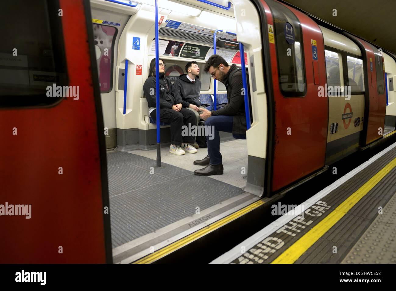 London, England, Großbritannien. Öffnen Sie die Tür des U-Bahnzuges Stockfoto