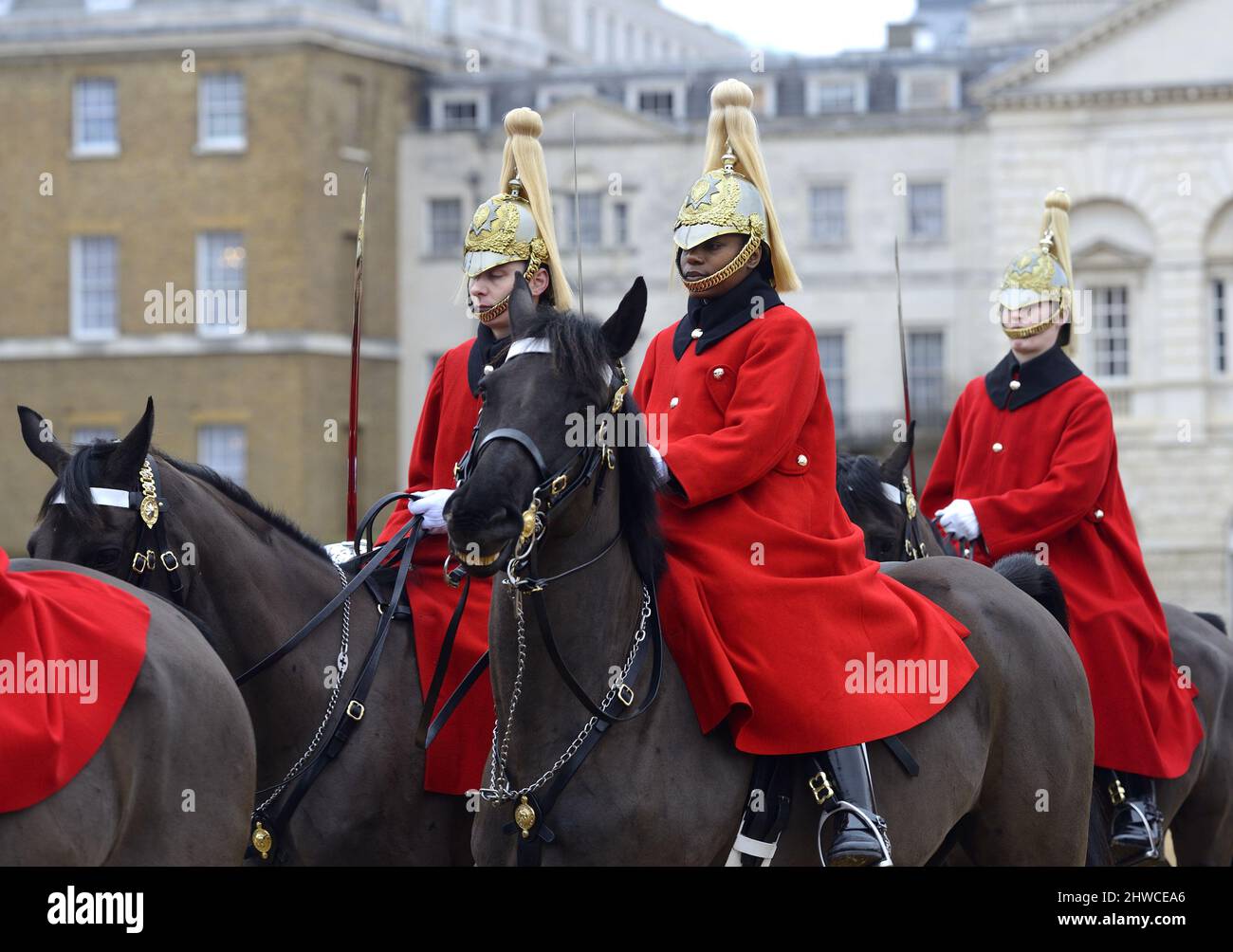 London, England, Großbritannien. Mitglieder der Rettungsgarde/Hausrat-Kavallerie beim morgendlichen Wachwechsel in der Parade der Pferdewächter Stockfoto