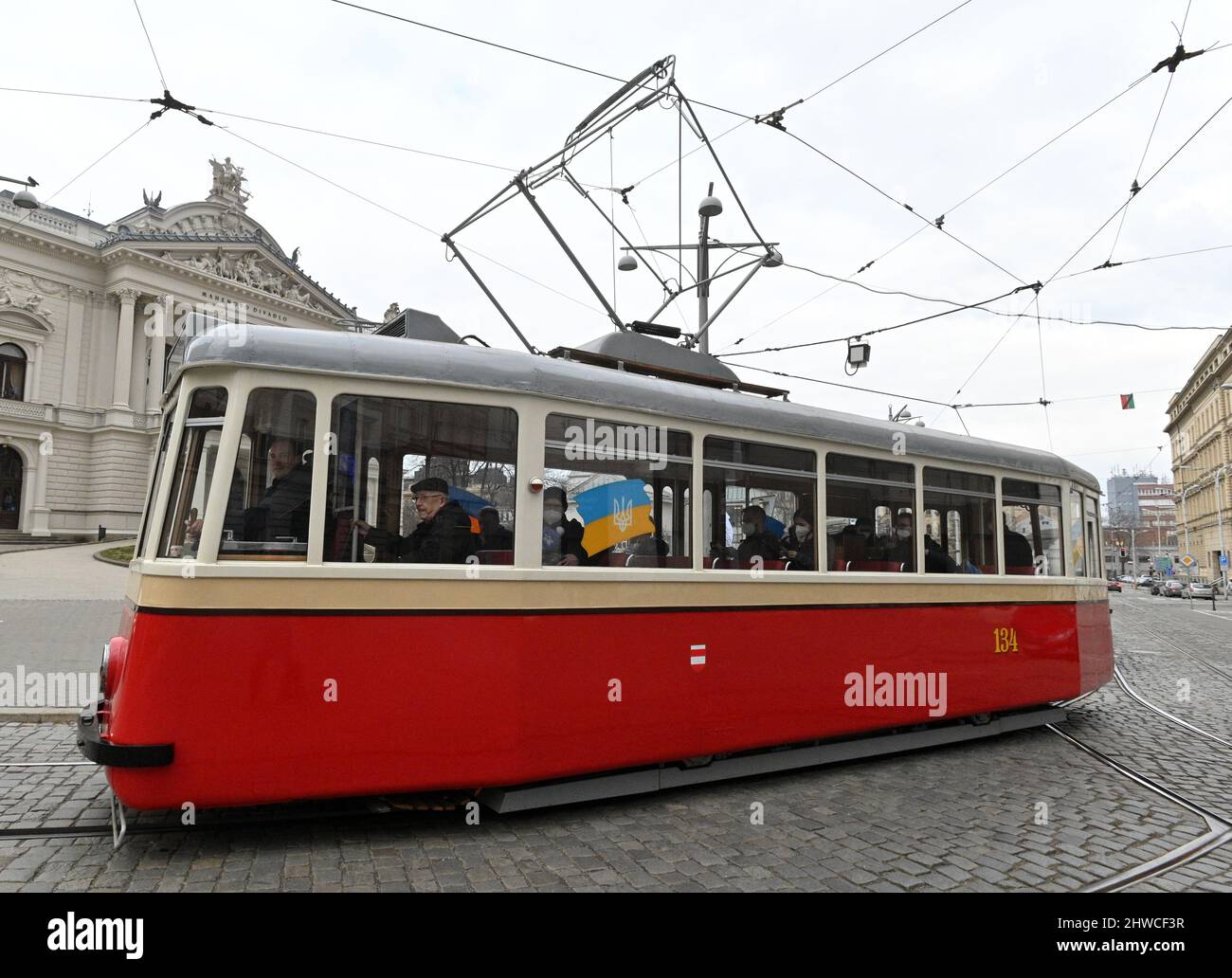 Brünn, Tschechische Republik. 05. März 2022. Die Brünner Verkehrsgesellschaft organisierte die Veranstaltung Ride for Ukraine am Samstag, den 5. März 2022. Zwei historische Straßenbahnen fuhren zwischen Nove sady und dem Komensky-Platz, und der Erlös aus dem freiwilligen Fahrpreis wird der Ukraine helfen. Abgebildet ist die historische Straßenbahn 4MT 134 namens Plechac (Tin man). Quelle: Igor Zehl/CTK Photo/Alamy Live News Stockfoto