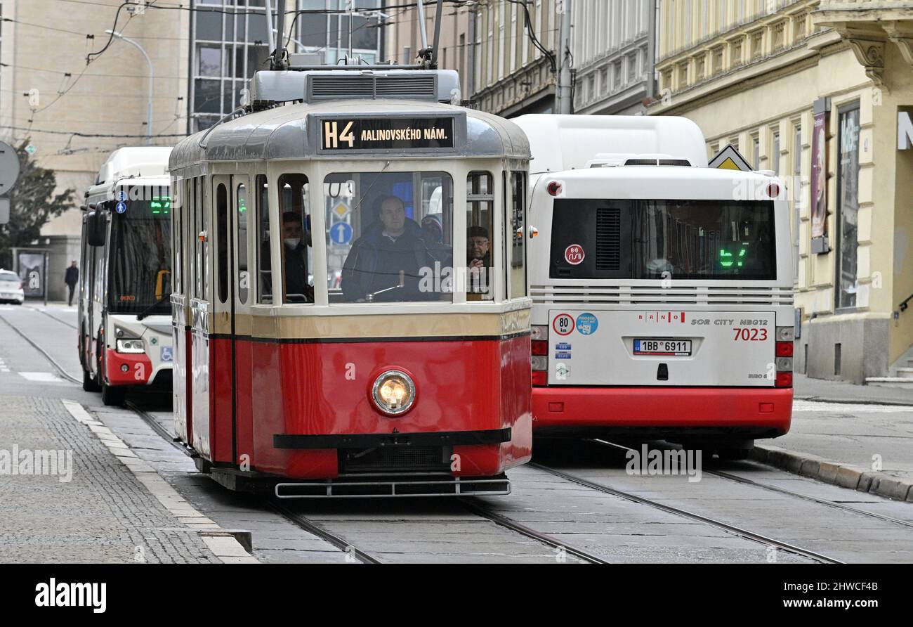 Brünn, Tschechische Republik. 05. März 2022. Die Brünner Verkehrsgesellschaft organisierte die Veranstaltung Ride for Ukraine am Samstag, den 5. März 2022. Zwei historische Straßenbahnen fuhren zwischen Nove sady und dem Komensky-Platz, und der Erlös aus dem freiwilligen Fahrpreis wird der Ukraine helfen. Abgebildet ist die historische Straßenbahn 4MT 134 namens Plechac (Tin man). Quelle: Igor Zehl/CTK Photo/Alamy Live News Stockfoto