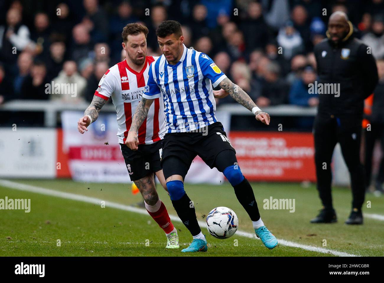 Marvin Johnson #18 von Sheffield Wednesday und Tom Hopper #9 von Lincoln City Stockfoto