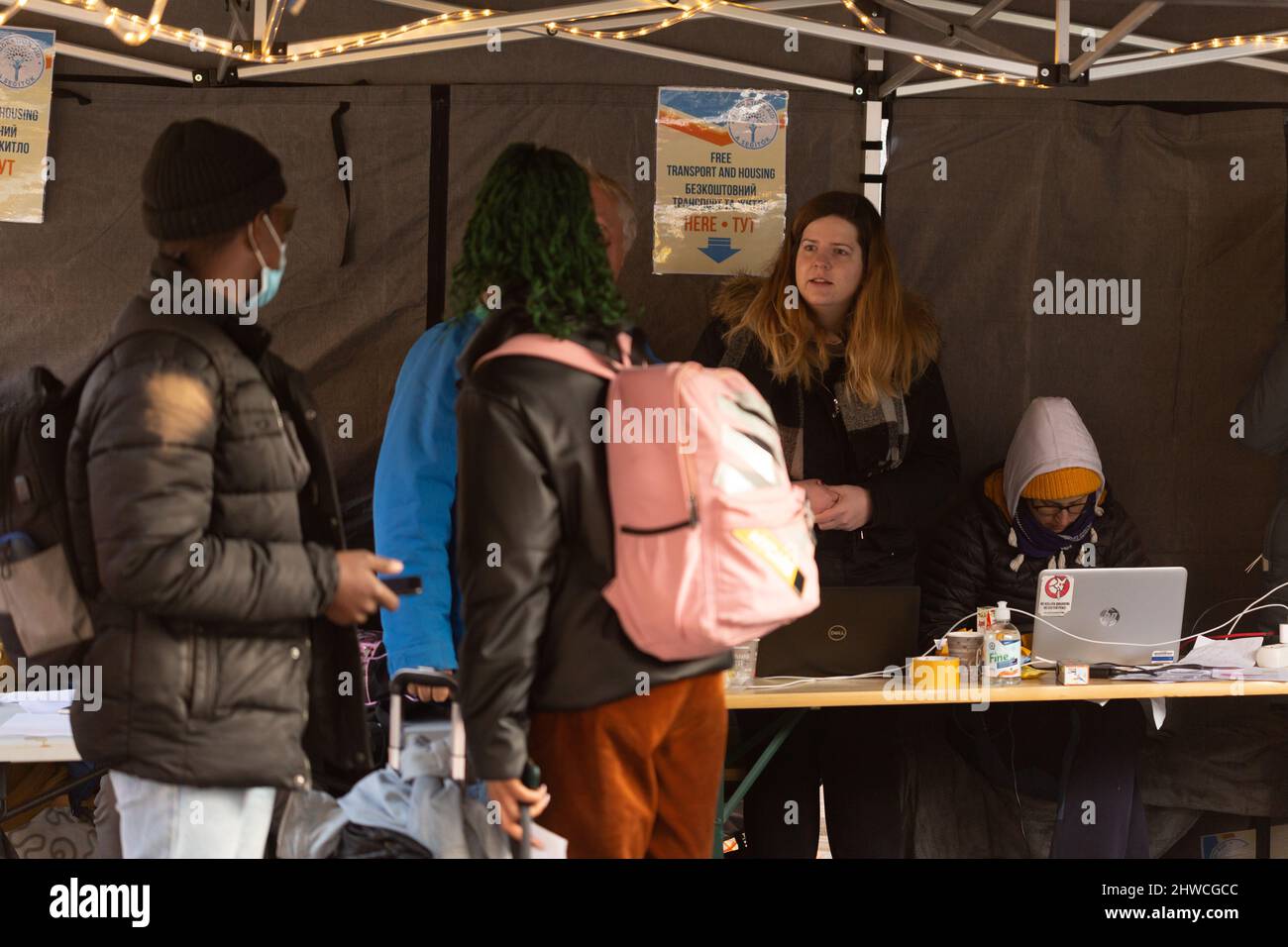 Afrikanische Studenten, die vor dem Ukraine-Krieg fliehen, kommen nach Budapest und erhalten von ungarischen Wohltätigkeitsorganisationen Hilfe, Nahrung, Versorgung und Wasser. Stockfoto