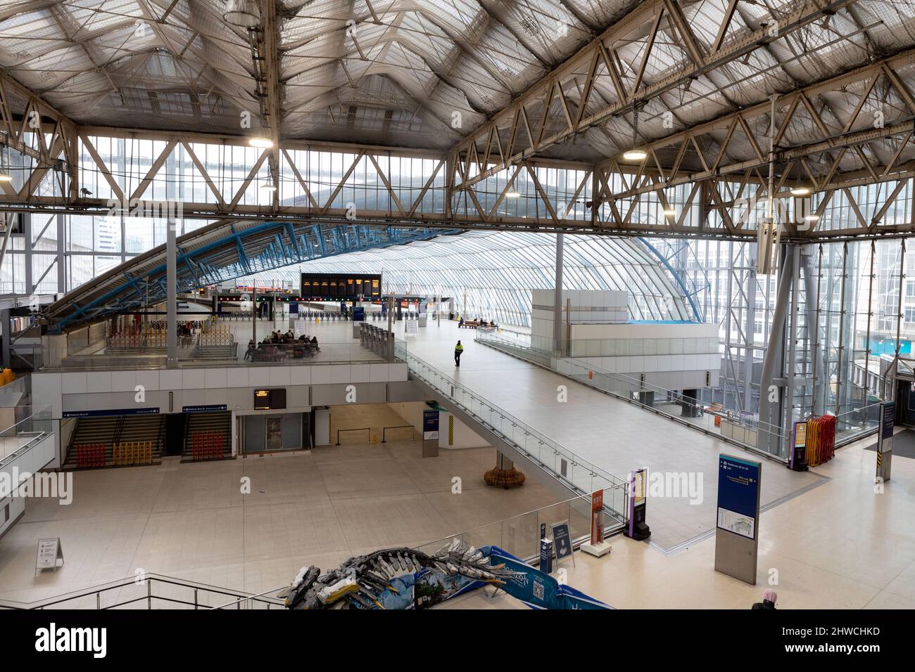 Der Bahnhof Waterloo wird als leer angesehen, da der Zug abgesetzt wird. Der Sturm Eunice traf London um die Mittagszeit und verursachte leichte Zerstörungen in ganz Variou Stockfoto