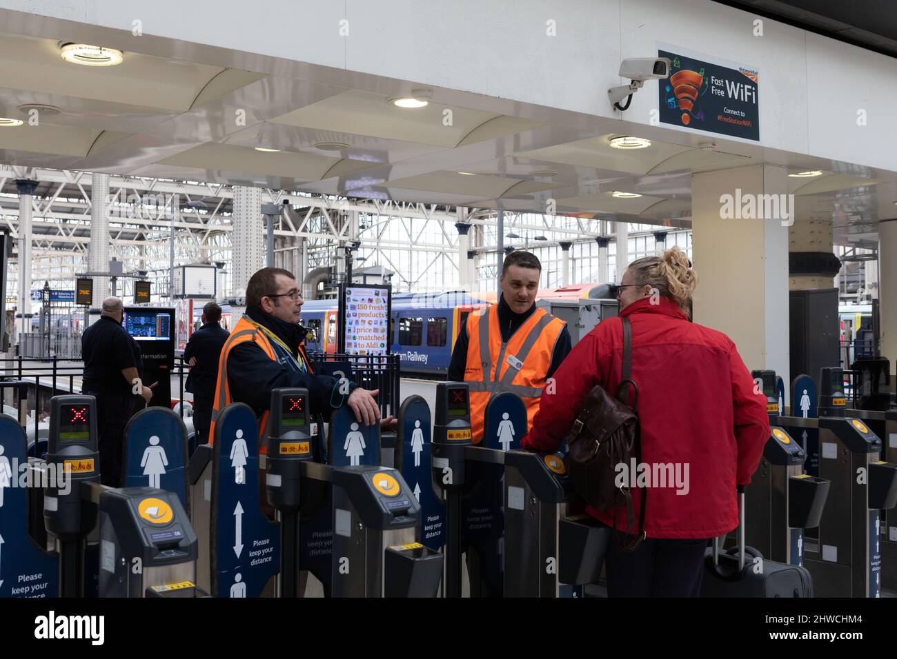 Einzelne Passagiere wurden bei der Meldung, dass der Zugverkehr eingestellt wurde, an den Flugsteig erkundigt. Sturm Eunice traf London um die Mittagszeit und verursachte m Stockfoto