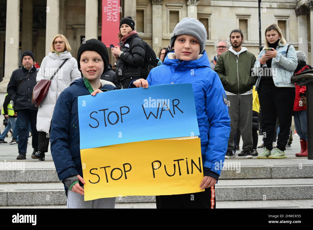 London, Großbritannien. Stehen Sie mit dem Protest der Ukraine gegen die Invasion der Ukraine durch Wladimir Putin. Es wurden Aufrufe zur Einführung einer Flugverbotszone über dem Luftraum der Ukraine und zur Anwendung härterer Sanktionen gegen Russland gemacht.Trafalgar Square, Westminster. Kredit: michael melia/Alamy Live Nachrichten Stockfoto