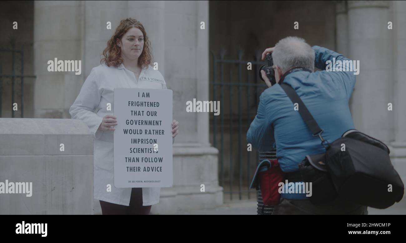 London, Großbritannien - 11 20 2021: Eine Wissenschaftlerin, die ein Zeichen hält, um in prisonierten Beleidigungen britischer Aktivisten vor den königlichen Gerichtshöfen zu unterstützen. Stockfoto