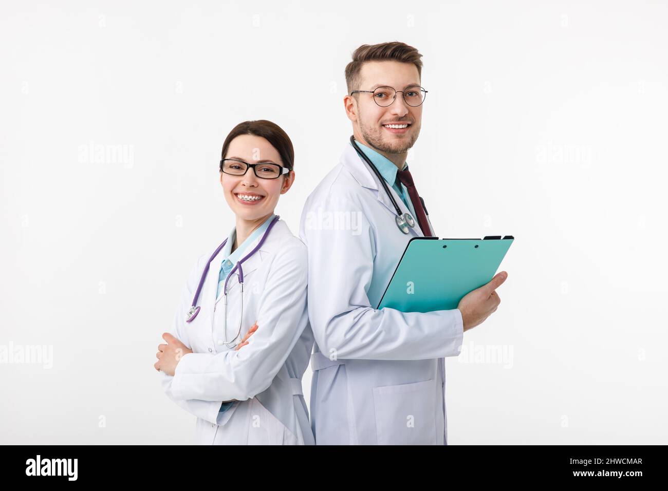 Glückliche Ärzte, Mann und Frau isoliert auf Weiß Stockfoto