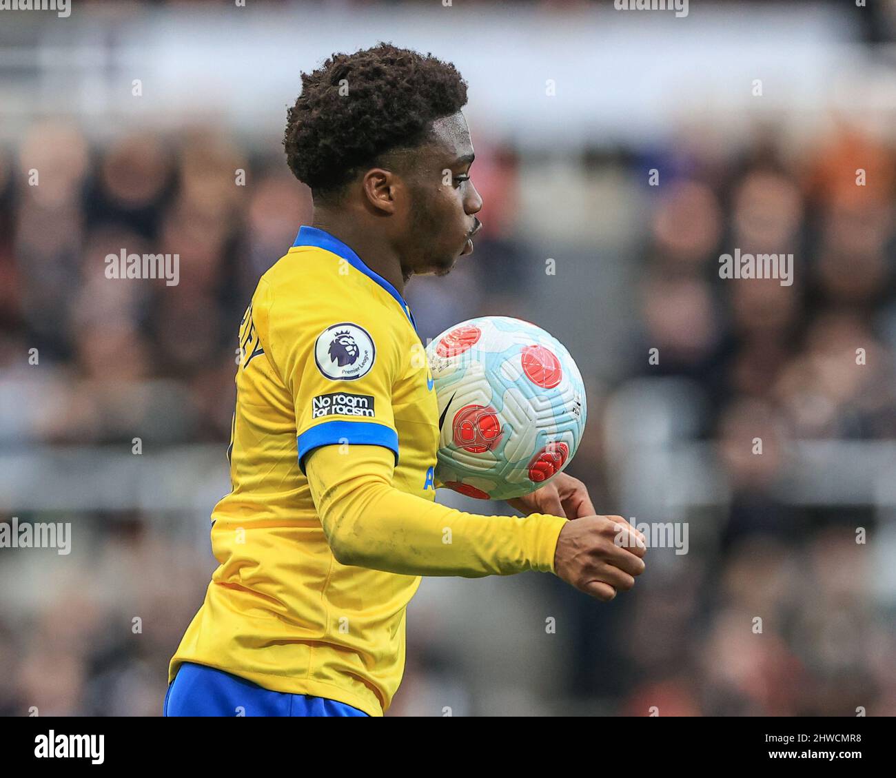 Tariq Lamptey #2 von Brighton & Hove Albion steuert den Ball Stockfoto