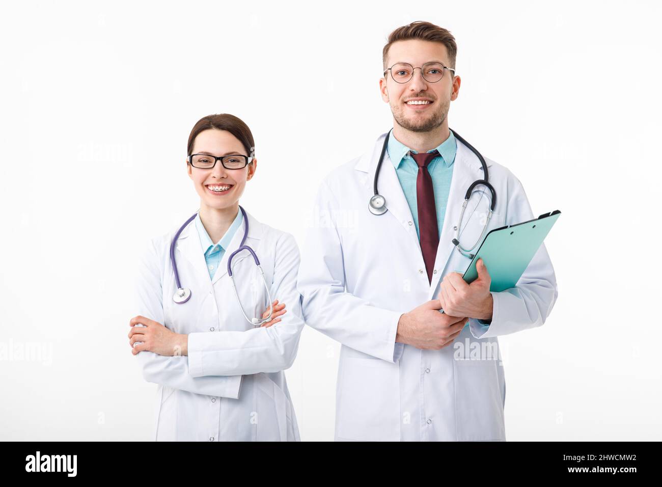 Glückliche Ärzte, Mann und Frau isoliert auf Weiß Stockfoto