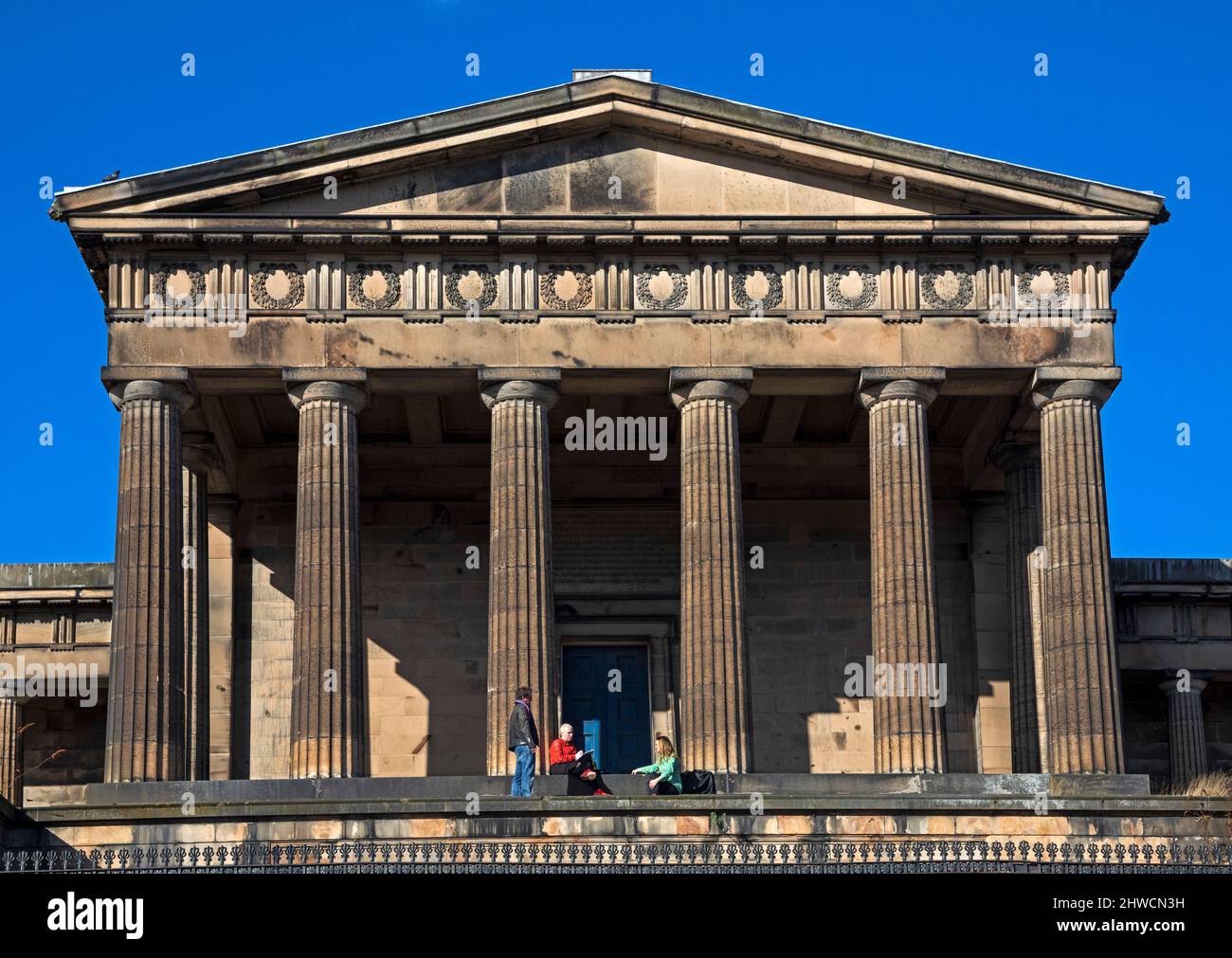 Pläne für die Old Royal High School auf Calton Hill, Edinburgh, Schottland, Großbritannien, sind geplant, ein zehntägiges Festival mit Live-Musik, visueller Kunst, Tanztheater und Spoken Word zu feiern. Seit der Schließung der Schule in den späten 1960er Jahren liegt die Poperty größtenteils leer und wird dazu verwendet, Schottlands neues und aufstrebendes kreatives Talent zu feiern. Festivel wird den gesamten Komplex ab dem 9-18. Juni 2022 komplett umgestalten. Kredit: Archwhite/alamy Live Nachrichten Stockfoto